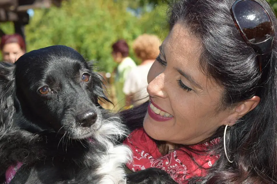 Voluntaria con un perro negro